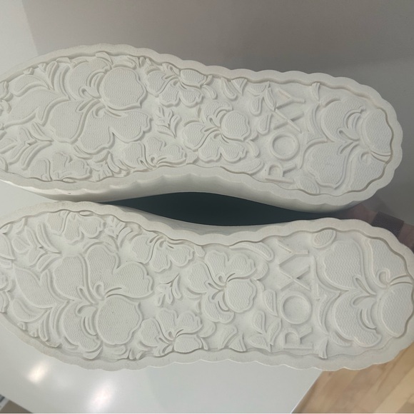 Roxy slip on. Platform sneakers brand new! - Picture 6 of 7